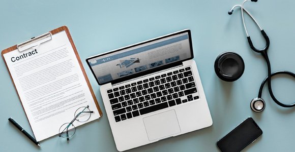 Observatory on Privately Financed Health Consumption Computer con contratto e stetoscopio