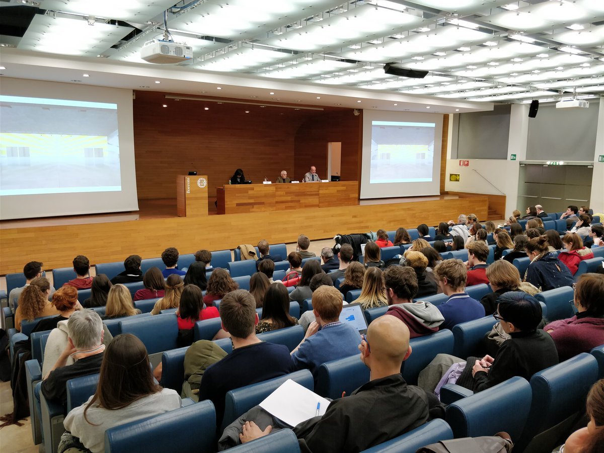 Persone nell' Aula magna Gobbi